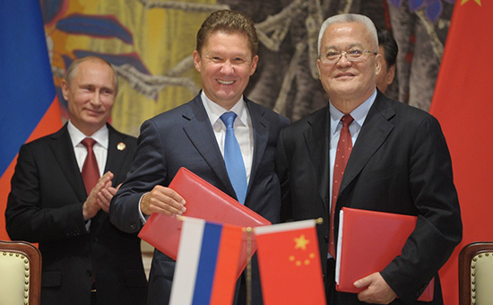 Президент России Владимир Путин, председатель правления "Газпрома" Алексей Миллер и глава Китайской национальной нефтегазовой корпорации (CNPC) Чжоу Цзипин (слева направо).