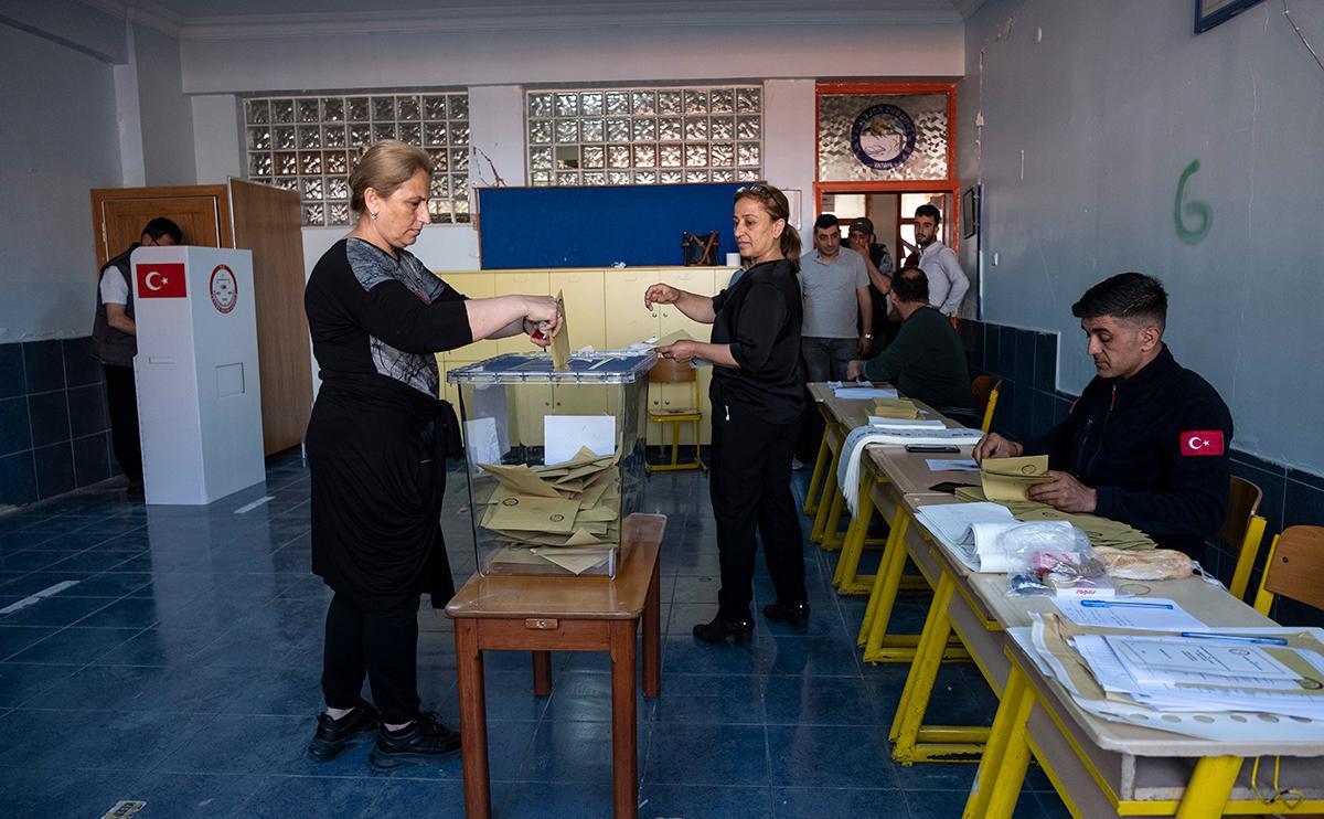 ЦИК Турции назвал первые результаты второго тура выборов президента"/>













