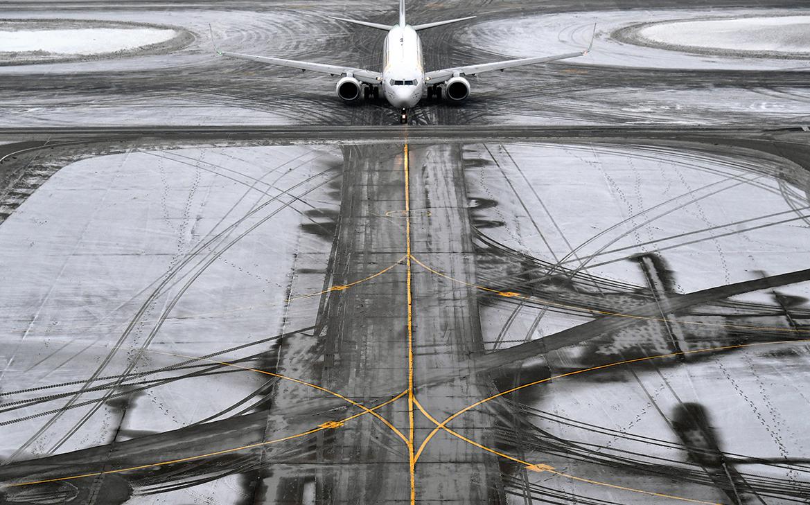 В аэропортах Москвы приостановили полеты на фоне атаки дронов