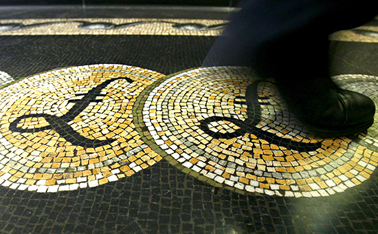 Символы британских фунтов на полу Банка Англии в Лондоне