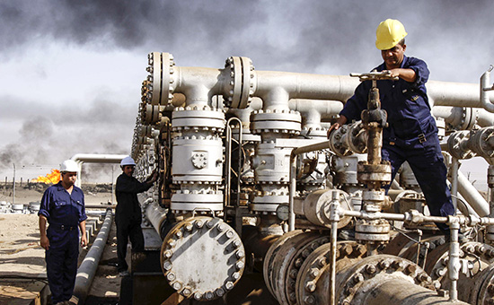 Рабочие на&nbsp;нефтеперерабатывающем заводе в&nbsp;Ираке
