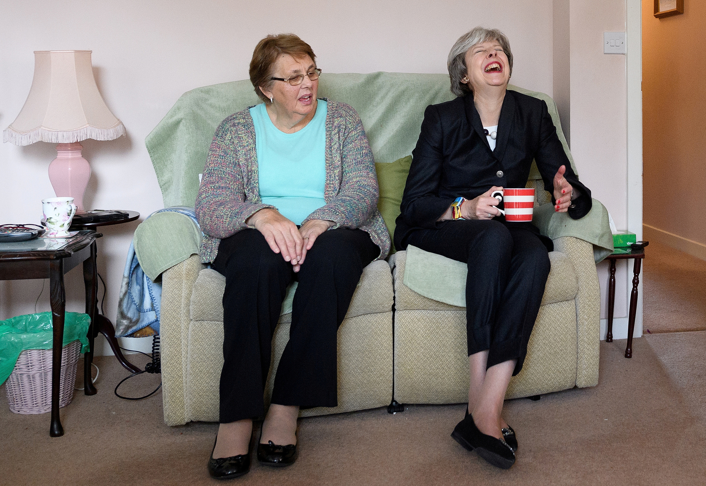Премьер-министр Великобритании Тереза Мэй во время визита в дом престарелых в Северном Лондоне
