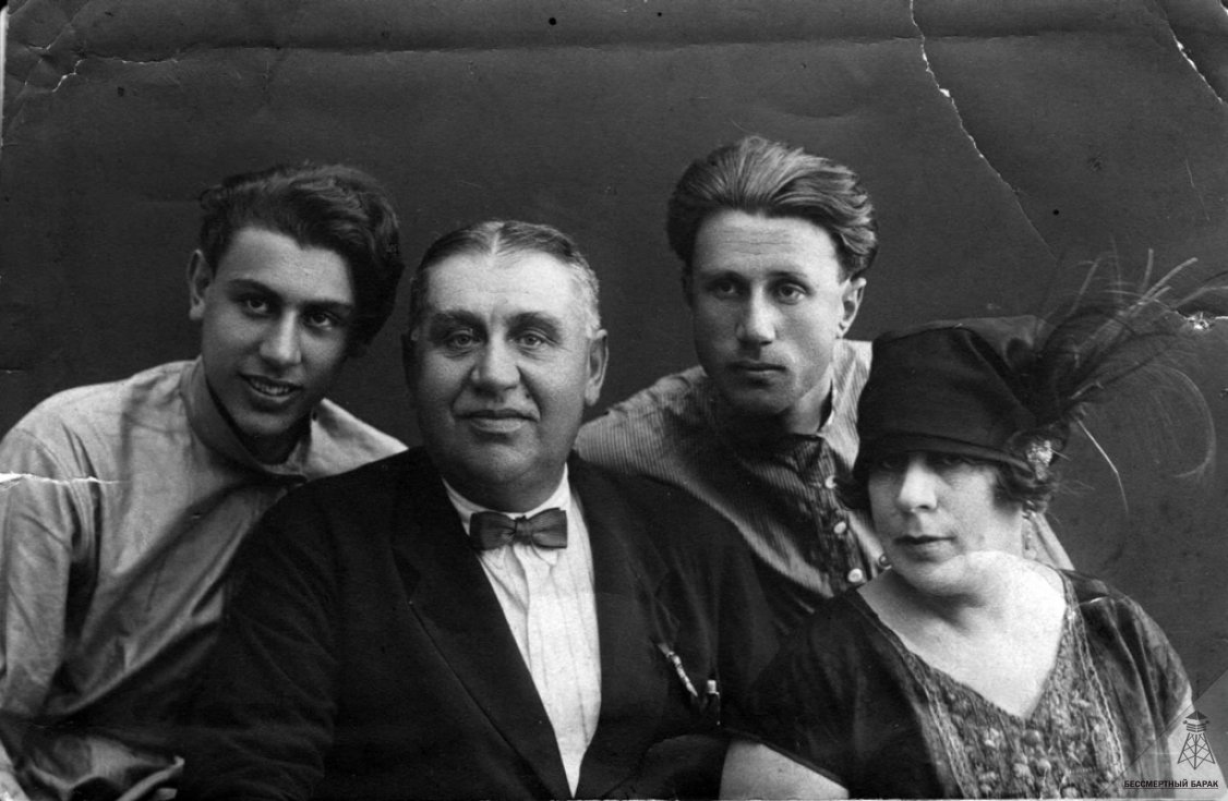 Слева направо: Донат Мечик (отец Сергея Довлатова), его отец Исаак, Михаил Мечик, мать Раиса. 9 июля 1929 г., Владивосток

