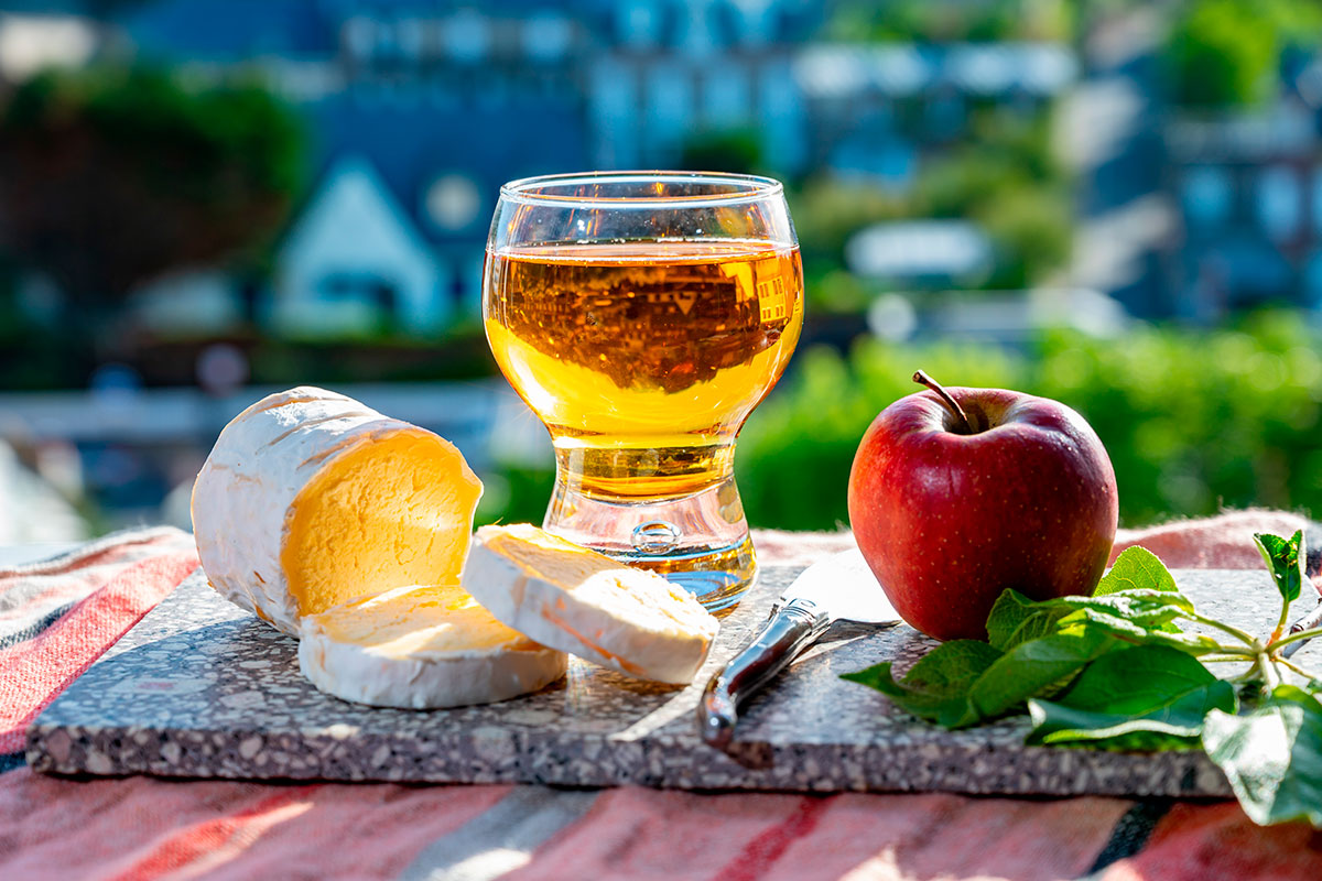 Кальвадос — один из трех великих французских бренди, к которым также относятся коньяк и арманьяк