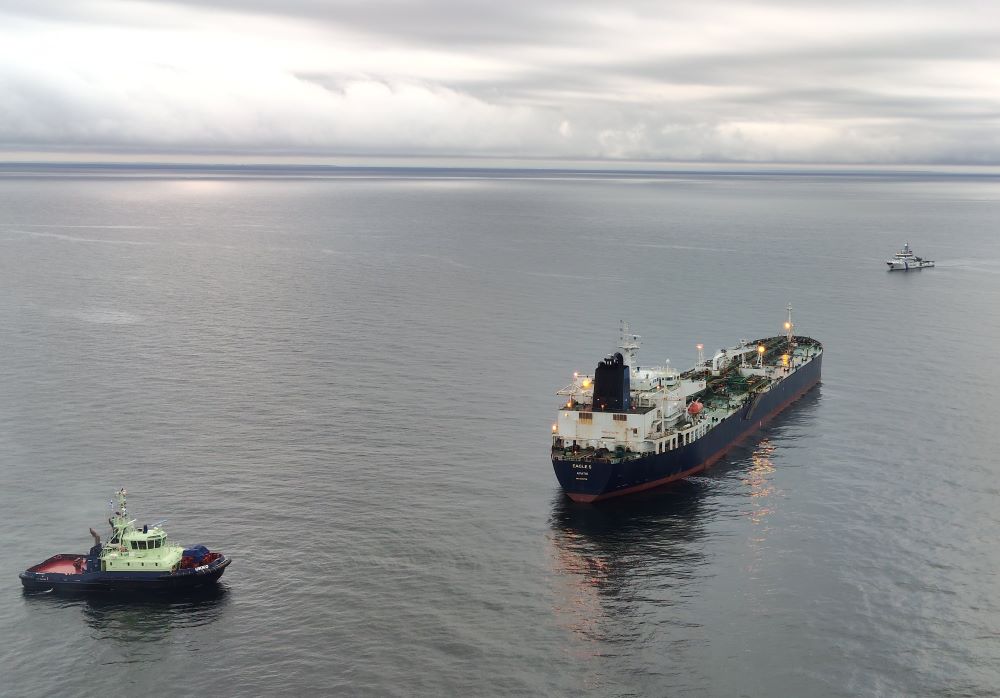 Полиция Финляндии сопровождает танкер Eagle S на якорную стоянку Свартбек (Svartbeck) для расследования. Декабрь 2024 года.