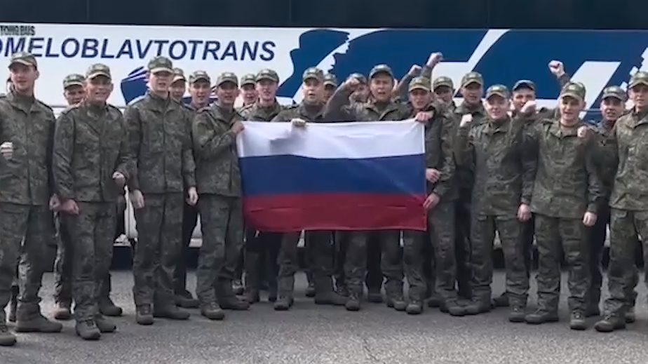 Минобороны показало возвращение российских военных из плена. Видео