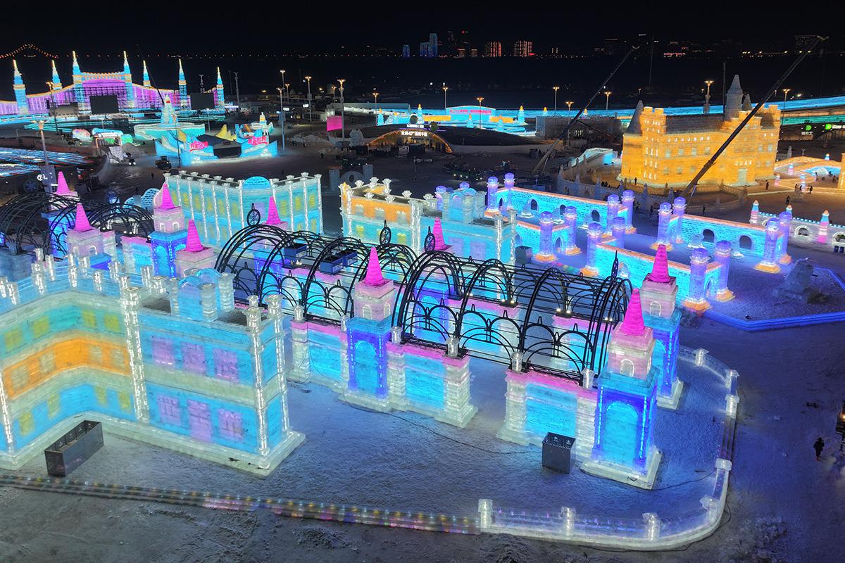 Подготовка к 27-му Харбинскому фестивалю льда и снега