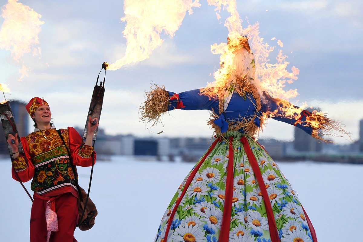 Сжигание чучела — давняя традиция на Масленицу, которая означает символическое прощание с зимой