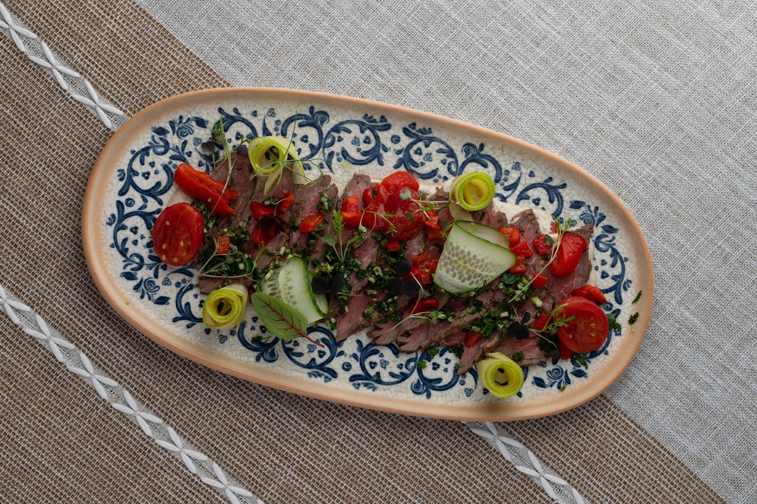 Томленый ростбиф с фермы Виталия Козлова, вителло тоннато из шпротов, тартар из диких трав, маринованные одуванчики