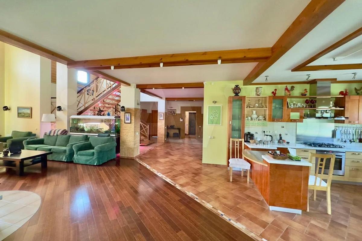 Как выглядят самые дорогие продающиеся в мегаполисах России дома