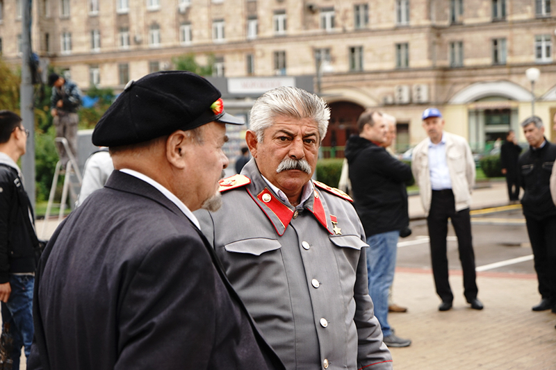 Актеры, изображающие Сталина и Ленина, пришли на праздник