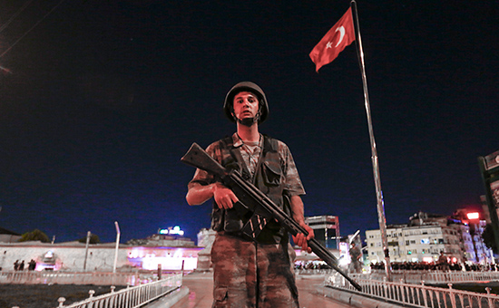 Турецкий солдат на&nbsp;площади Таксим в&nbsp;центральной части Стамбула
