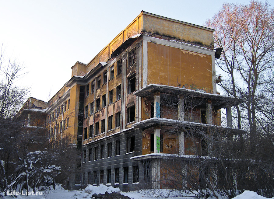 Здание заброшенной больницы в &laquo;Зеленой Роще&raquo;, на месте которой могут построить консульство.
