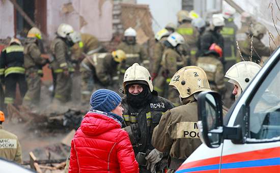 Спасатели на месте взрыва


