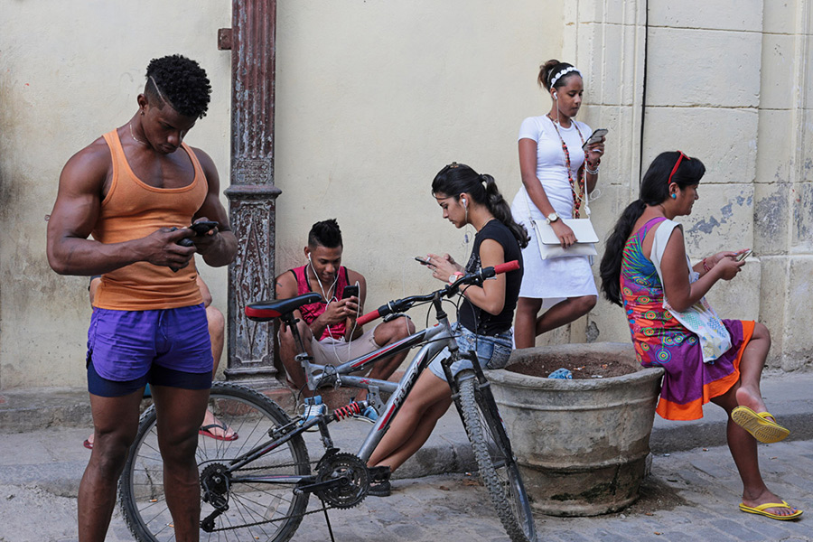 Интернет появился на Кубе в 2011 году, когда была закончена прокладка кабеля из Венесуэлы. Первое время интернетом могли пользоваться лишь госслужащие.
