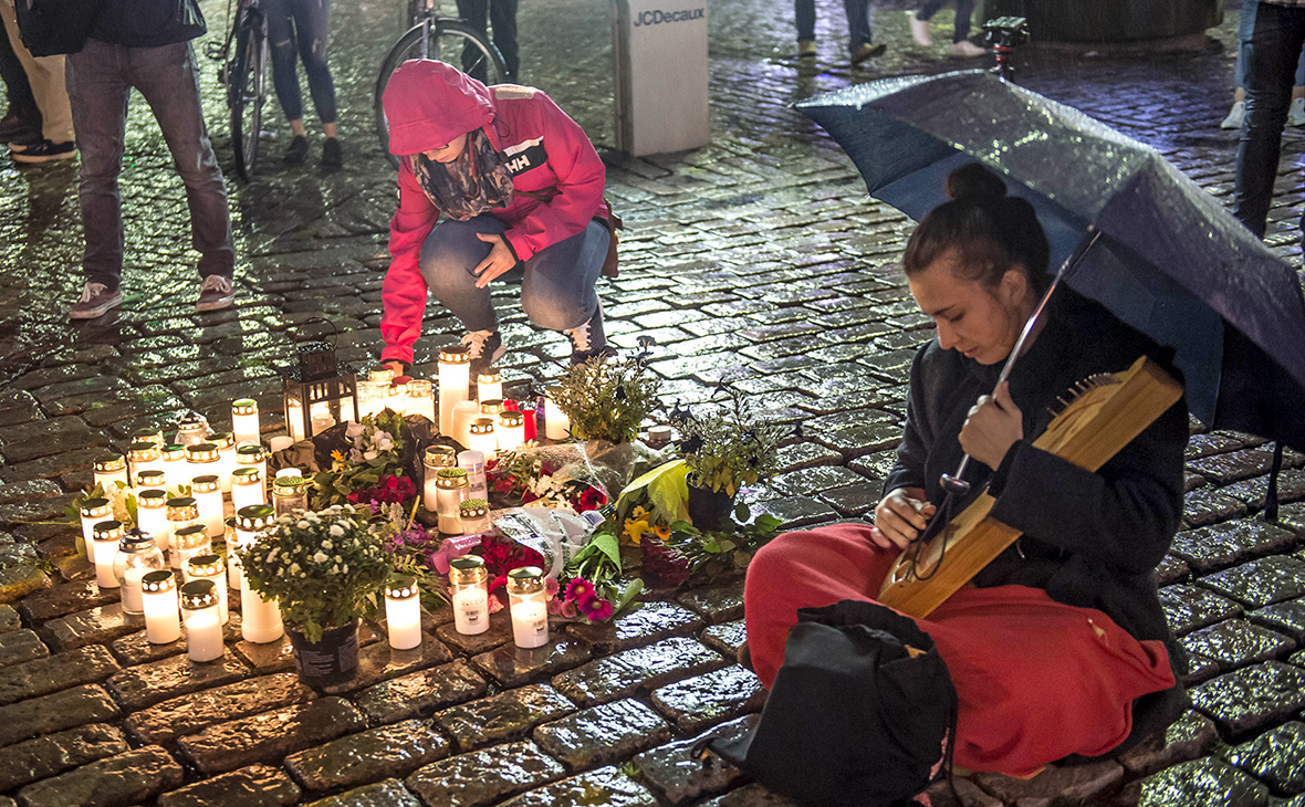 Свечи на центральной площади Турку в память о жертвах