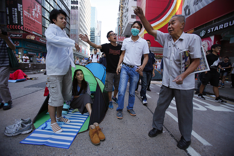 Основную массу протестующих в Гонконге составляют студенты, однако попадаются и люди постарше.
