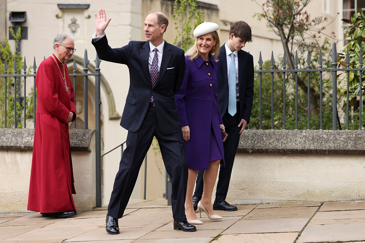<p>Принц Эдвард, герцогиня Софи и их сын Джеймс&nbsp;на пасхальной службе в Виндзоре, 31 марта 2024 года</p>