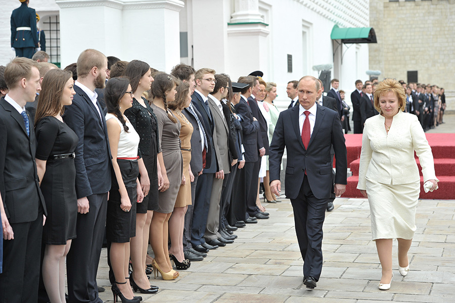 После смотра Президентского полка на Соборной площади Путин и его супруга Людмила отправились на торжественный молебен в Благовещенский собор.