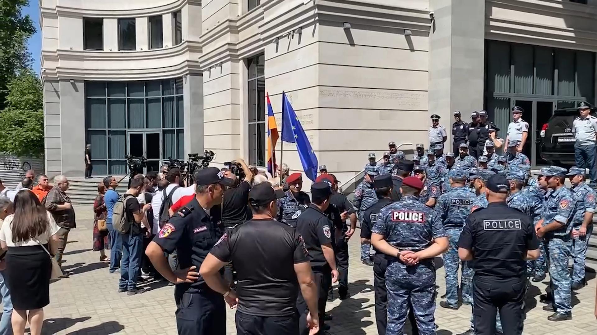 Перед приездом Лаврова у МИД Армении выставили кордон