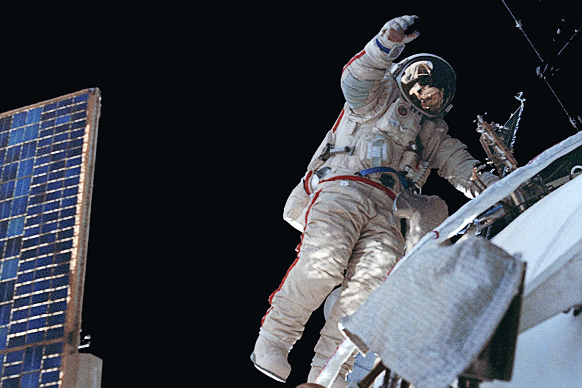 Космонавт Александр Волков во время выхода в открытый космос осуществляет технический эксперимент испытания сложной пространственной фермы в реальных космических условиях, 1988 год