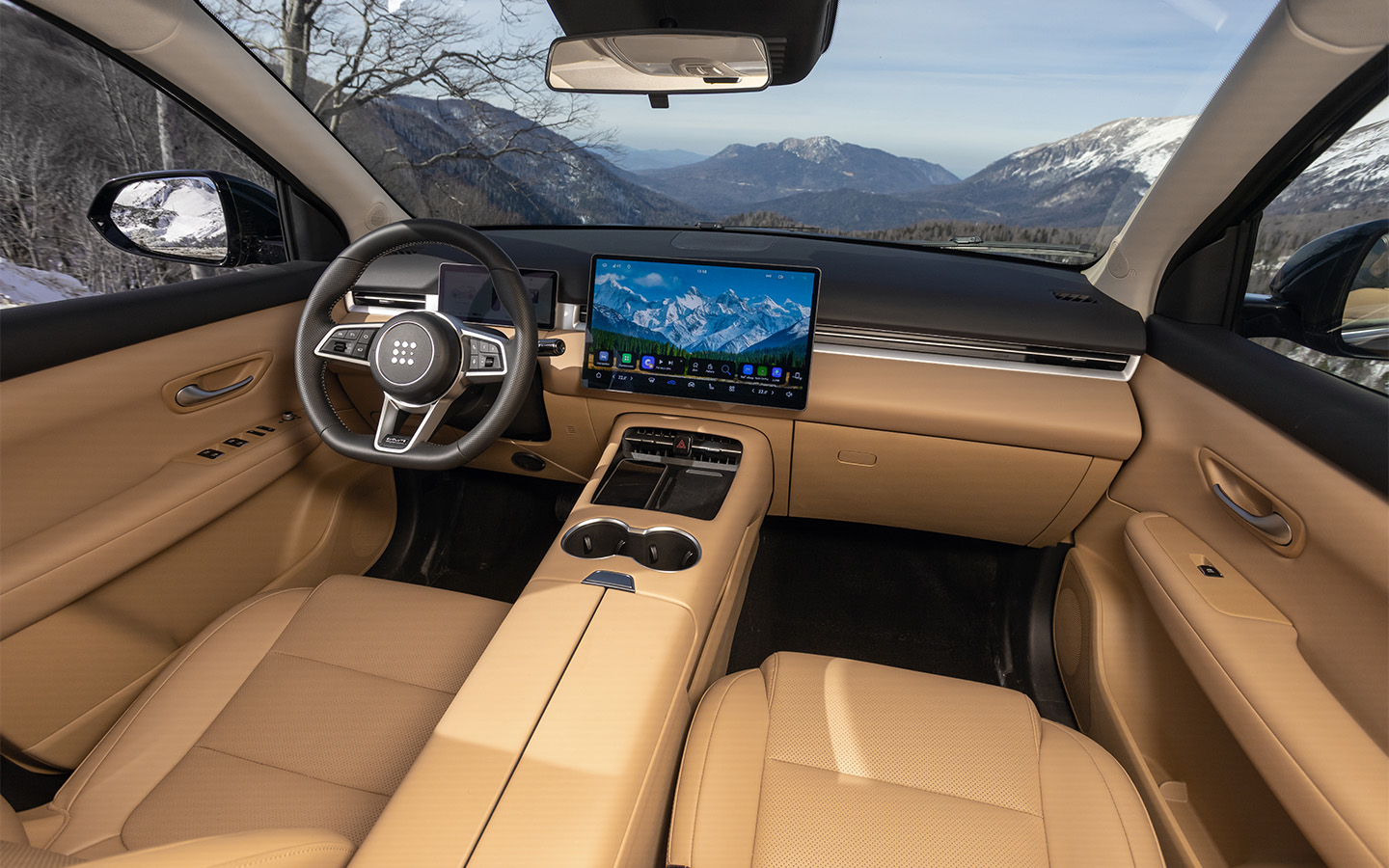 Автомобиль существует с черным или бежевым салоном (на фото). Светлый интерьер выглядит гораздо более выигрышным