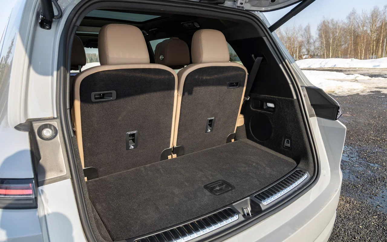 В стандартной конфигурации багажник Lixiang L9&nbsp;рассчитан всего на 332 л, но пару чемоданов положить можно