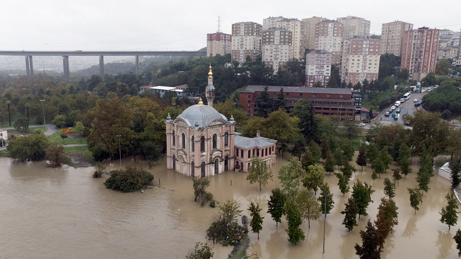 Мечеть Садабад&nbsp;в зоне затопления в стамбульском районе Кягытхане, Стамбул.&nbsp;15 октября 2026 года