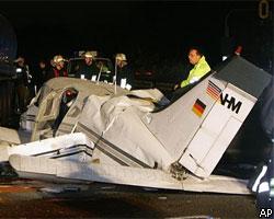 В Германии самолет сел на шоссе и врезался в автомобили