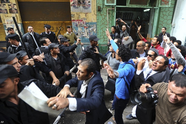 Полиция жестко разогнала митинг в Каире