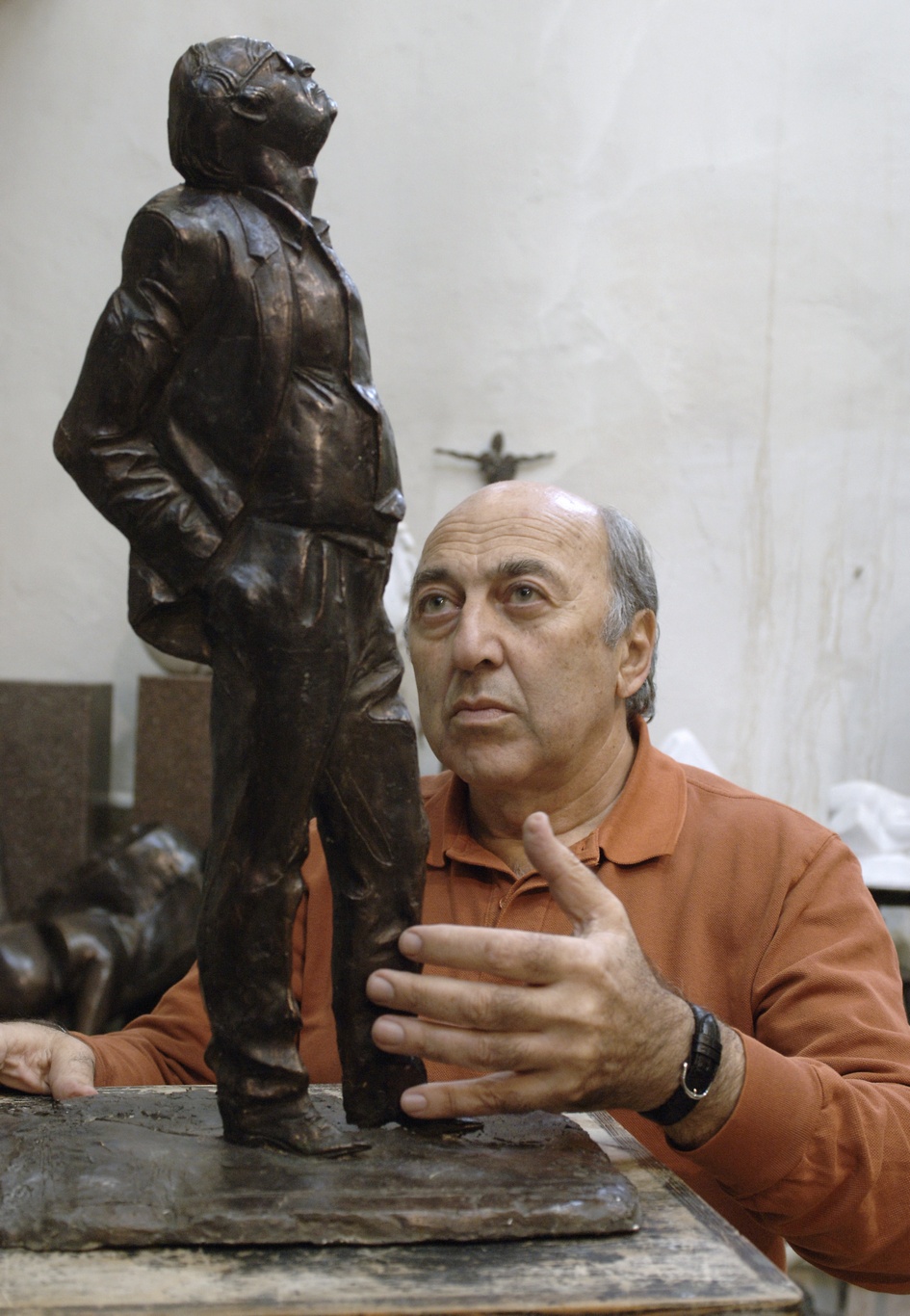 Георгий Франгулян с макетом памятника поэту Иосифу Бродскому в мастерской