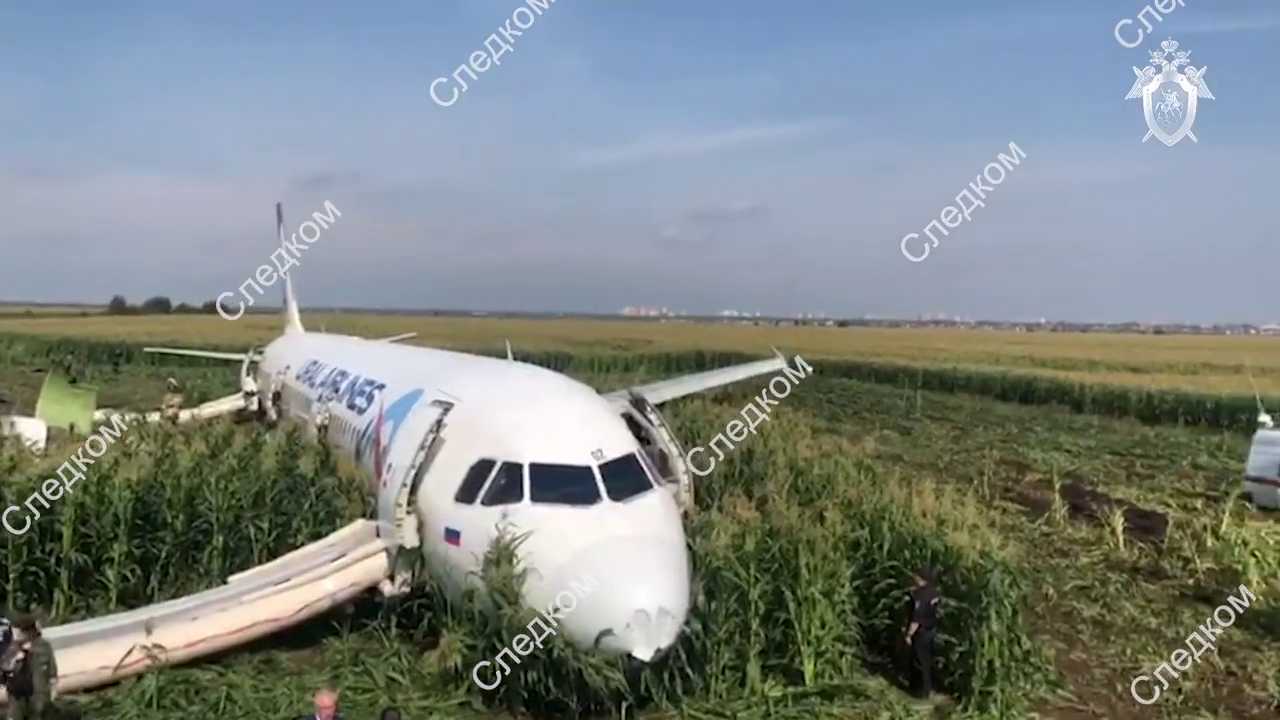 СК показал видео с места жесткой посадки самолета в Подмосковье