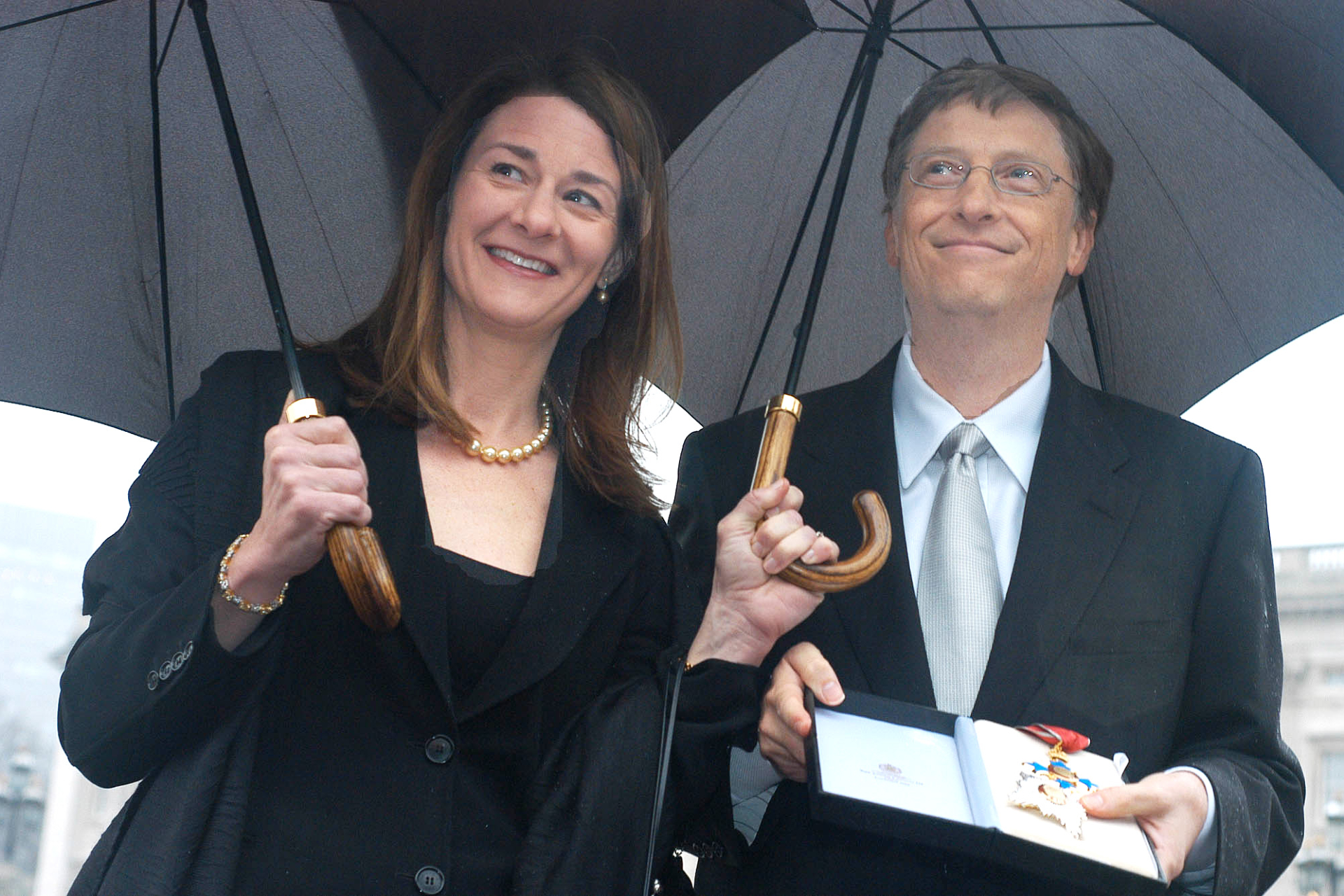 Билл и Мелинда Гейтс в Букингемском дворце в Лондоне получают награду от королевы Елизаветы II за благотворительную программу по сокращению бедности в развивающихся странах, 2005 год