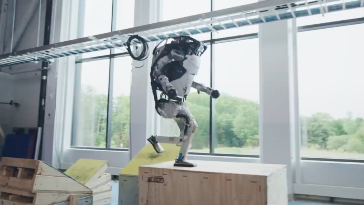 Роботы Atlas компании Boston Dynamics научились «паркуру». Видео
