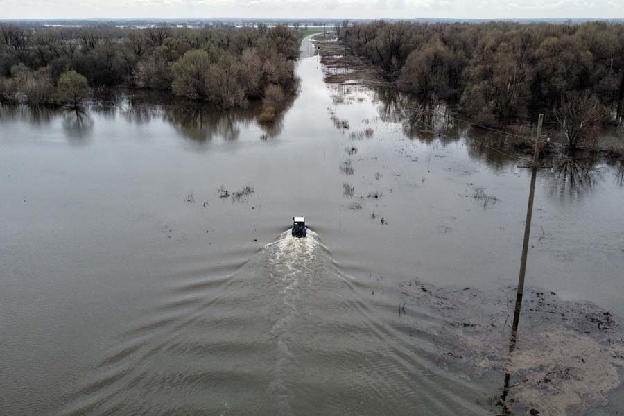 На фото:  затопленная дорога в деревню Лисьи Норы, Луховицкий район.

В Московской области к середине апреля пострадало от паводка больше 100 населенных пунктов, сообщили в МЧС