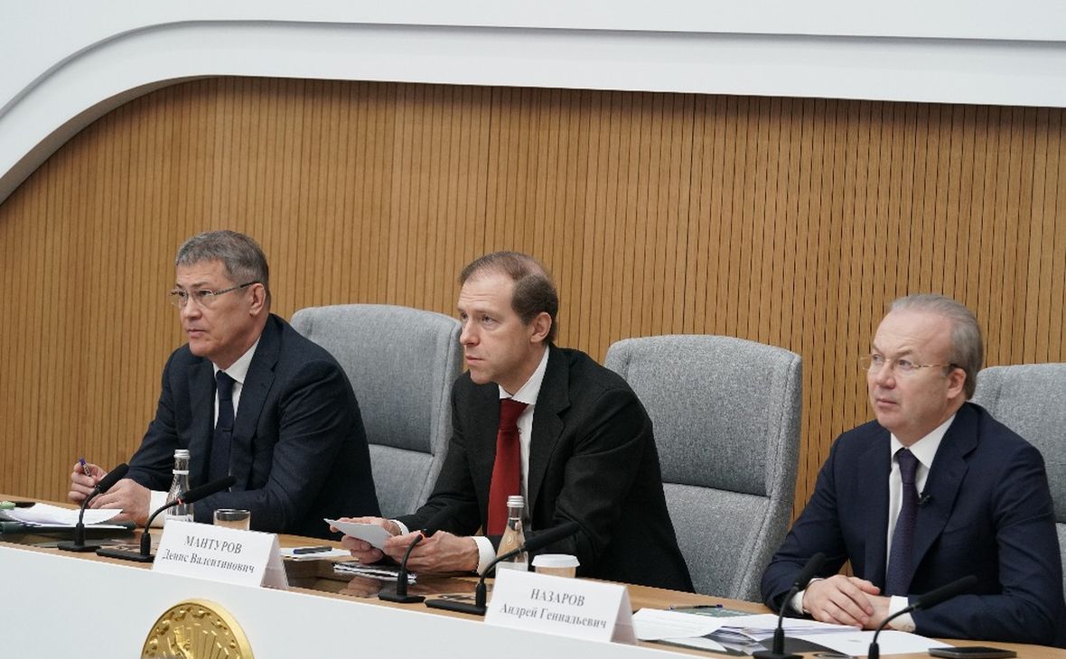 Глава Башкирии Радий Хабиров, вице-премьер РФ Денис Мантуров и премьер-министр РБ Андрей Назаров