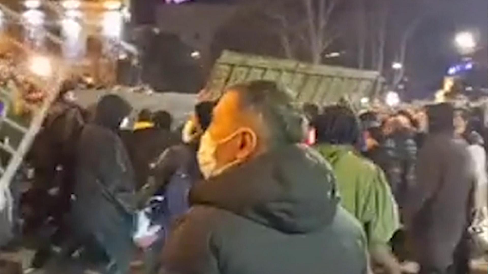 Протестующие прорвали баррикады перед парламентом в Тбилиси
