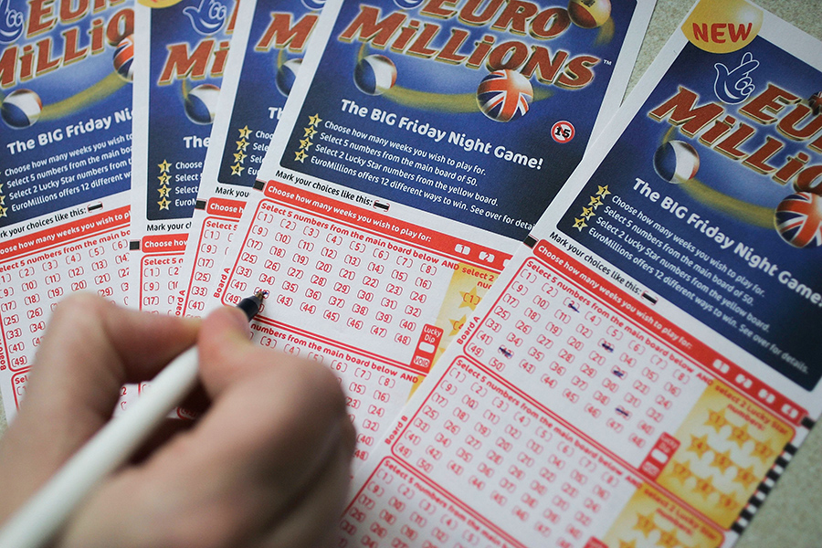 В наиболее популярной в Европе лотерее EuroMillions суммы выигрышей тоже огромные. Крупнейший джекпот в ней составил &euro;230 млн. Он был разыгран в Великобритании в июле 2022 года. Победитель пожелал остаться неизвестным. До 2020 года максимальный джекпот в EuroMillions составлял &euro;190 млн, и с момента основания лотереи в 2004 году его выигрывали четыре раза. Первыми счастливчиками стали в 2012 году Адриан и Джиллиан Бэйфорд из Великобритании. Впервые максимальный выигрыш вышел за пределы суммы &euro;190 млн в конце 2020 года во Франции и составил &euro;200 млн. О победителе мало что известно, кроме того, что он собирался направить средства на борьбу с изменениями климата