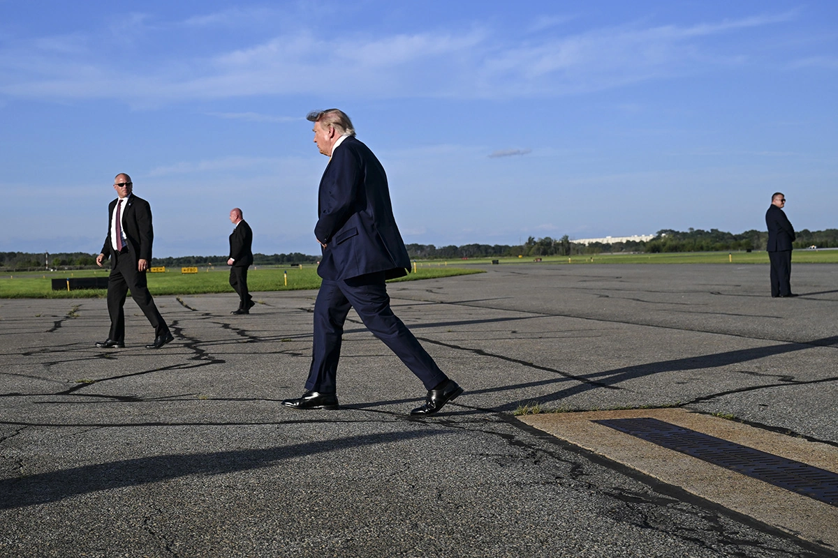 Дональд Трамп направляется к вертолету в аэропорту Морристауна. 4 сентября 2026 года