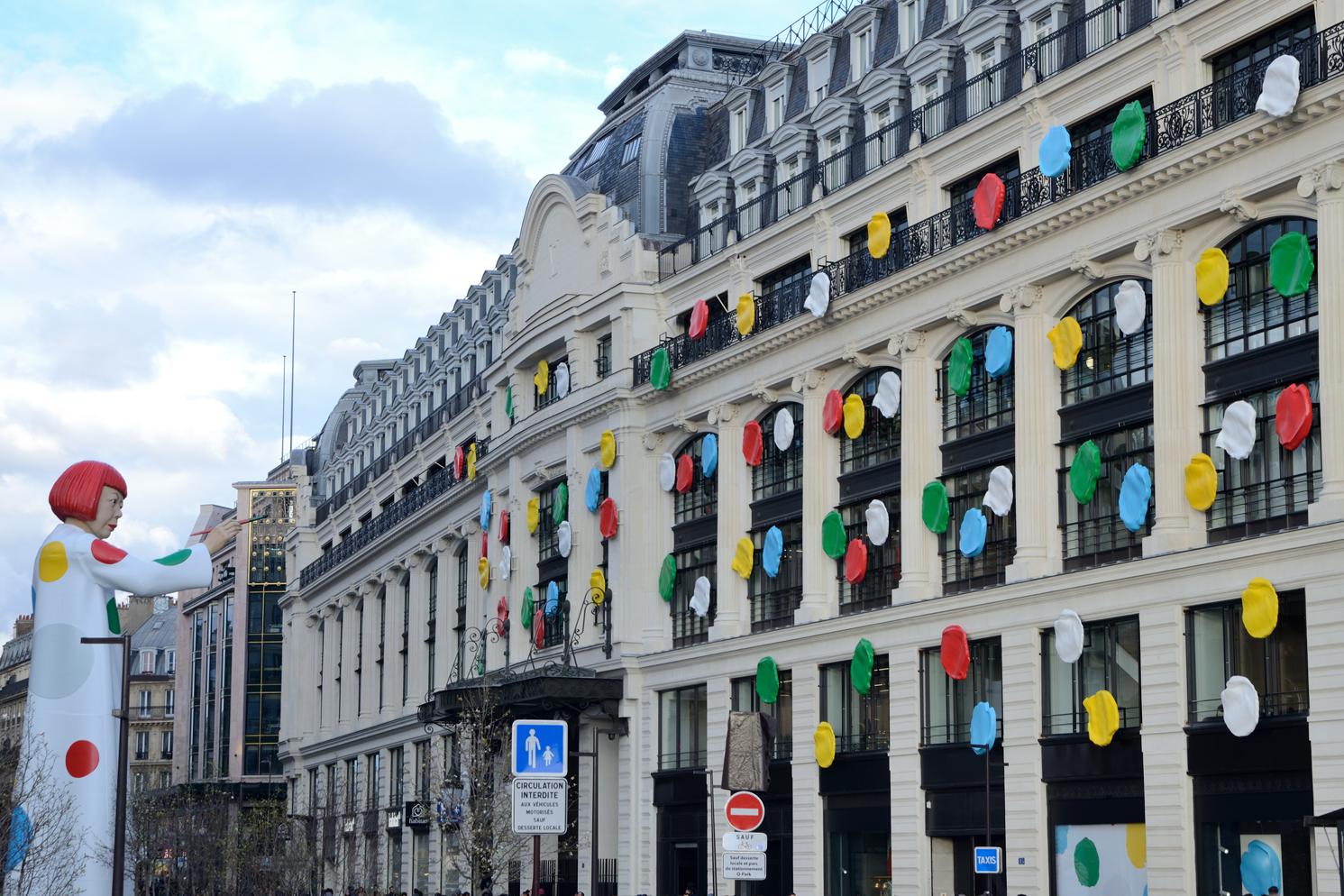 Яеи Кусама использовала для инсталляции здание штаб-квартиры Louis Vuitton в Париже