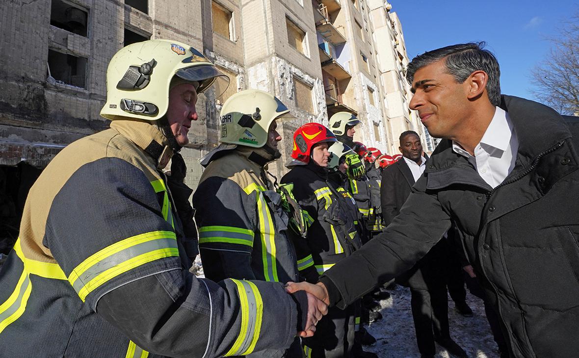 Риши Сунак встречается с пожарными во время приезда в Киев