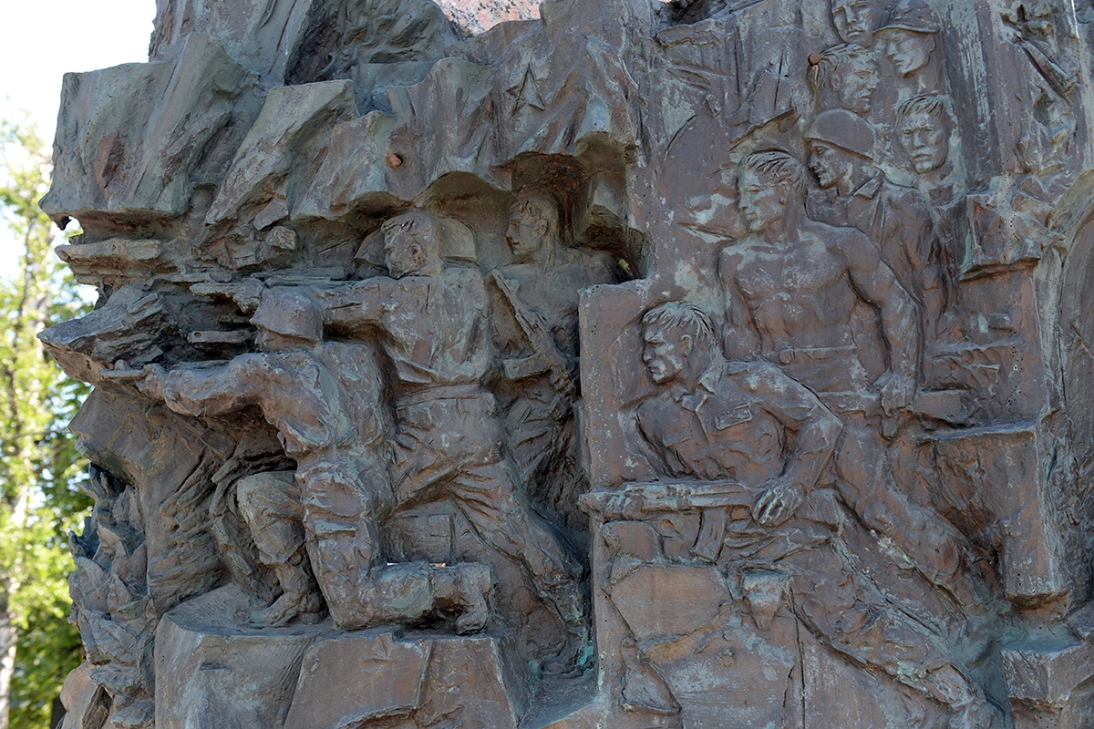 <p>Фрагмент памятника воинам-интернационалистам на Поклонной горе в Парке Победы</p>