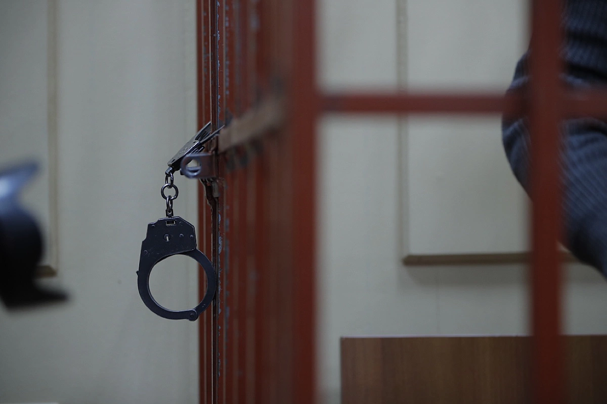 Несовершеннолетние в возрасте 14–17 лет несут уголовную ответственность за изнасилование и насильственные действия сексуального характера