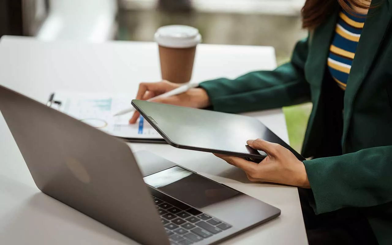 Просто умножать средний чек на среднее число покупок в год — опасная ошибка, которая игнорирует отток клиентов и ведет к неверным решениям по рекламному бюджету