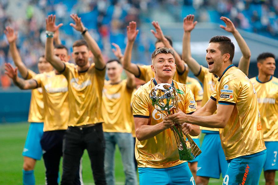 Андрей Мостовой (слева) и Алексей Сутормин, игроки «Зенита», радуются победе в чемпионате России по футболу среди клубов премьер-лиги, 2022 год