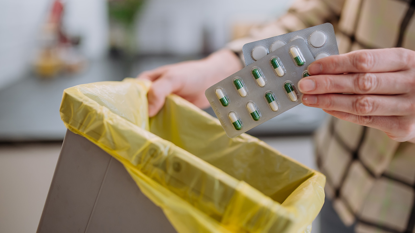 Грозит ли штраф за выброс лекарств. Объяснение юриста