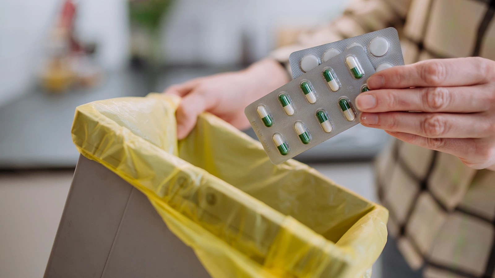 Грозит ли штраф за выброс лекарств. Объяснение юриста