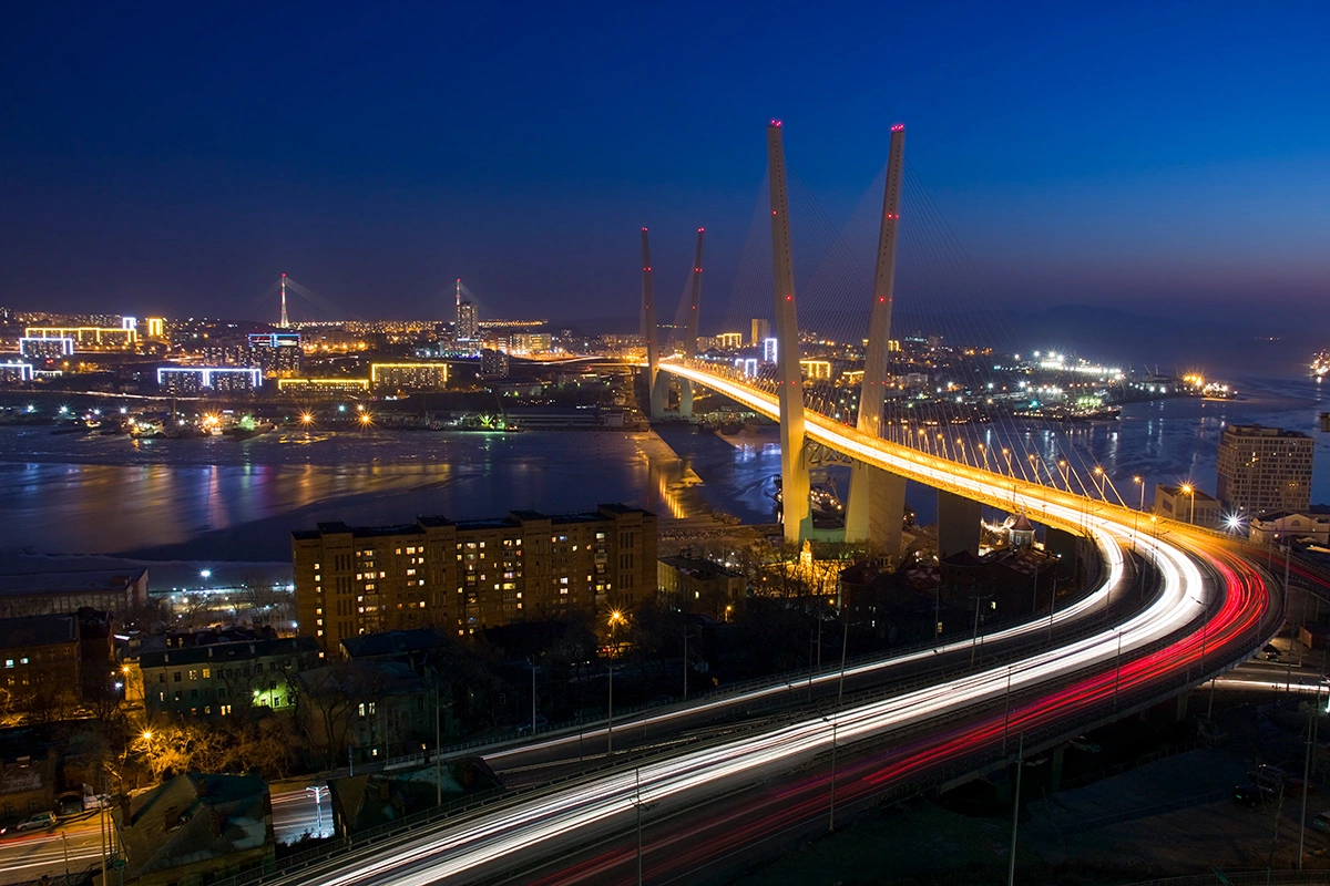 Владивосток — крупнейший российский порт в Японском море и конечный пункт Транссибирской магистрали