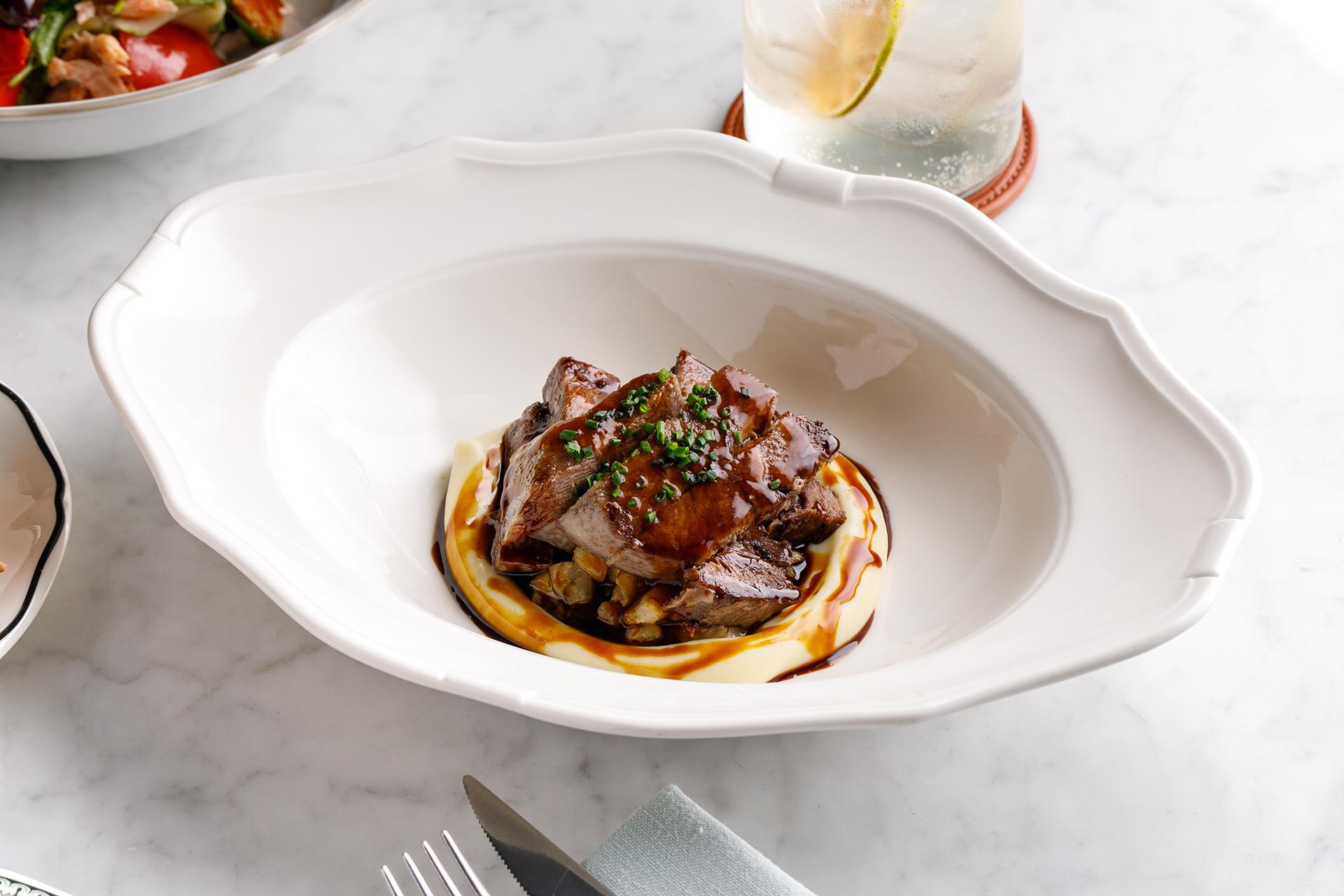 Язык с печеным пастернаком в ресторане Frantsuza Bistrot