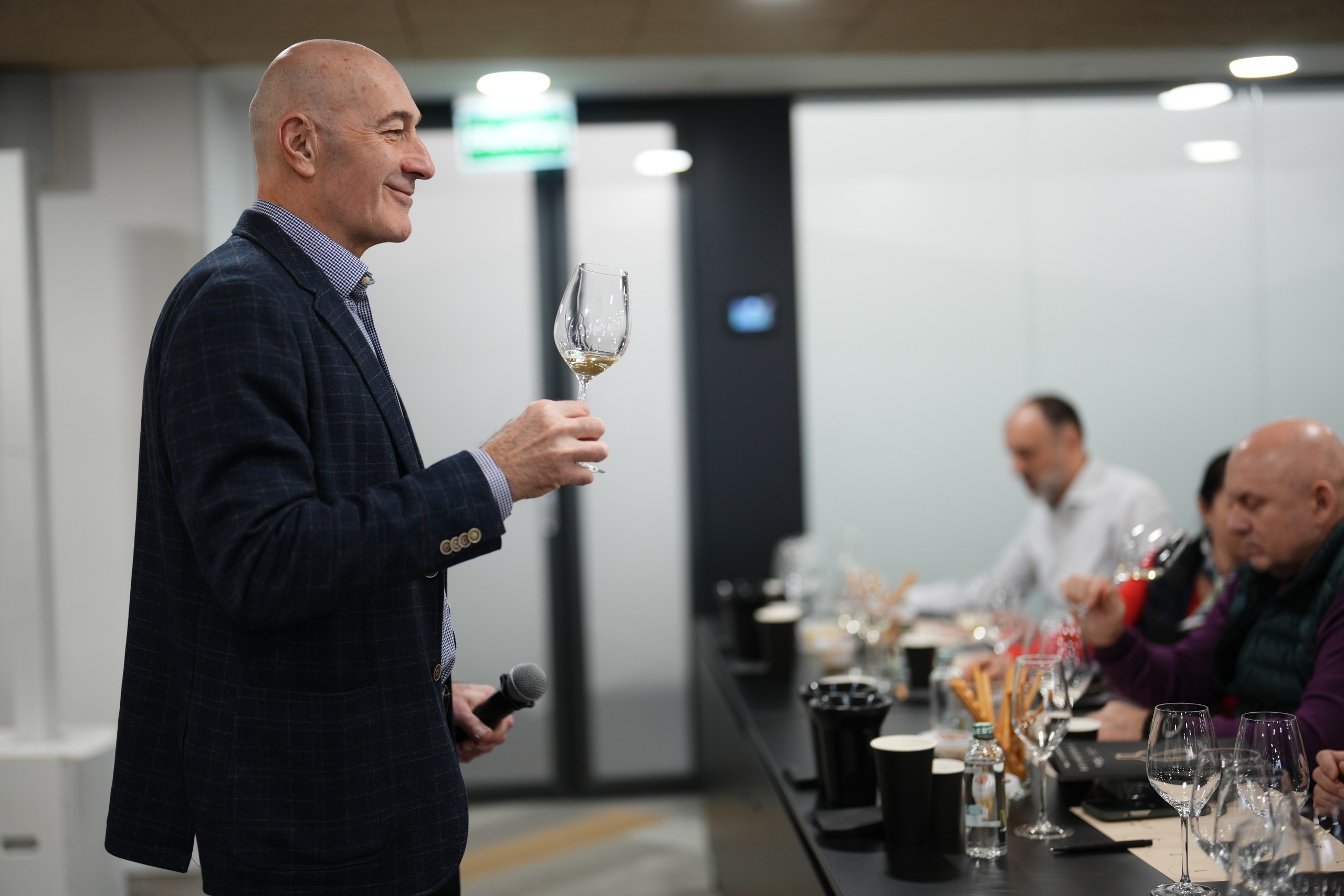 Наука игристого и «ркацители» для шампанского: мастер-класс Дзитоева